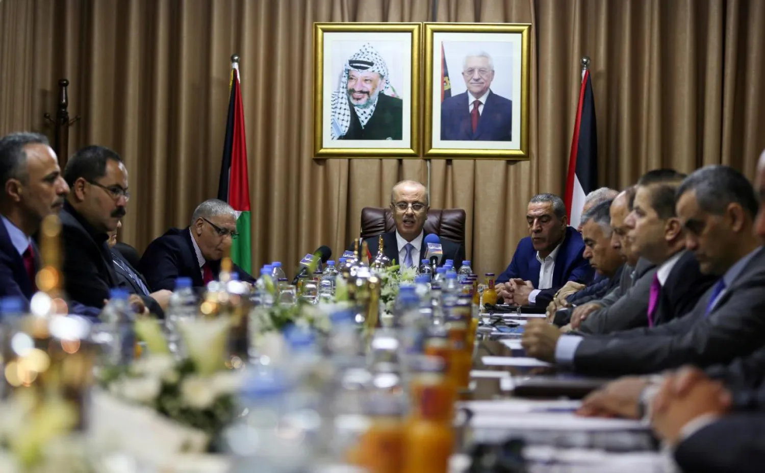 Palestinian Prime Minister Rami Hamdallah (C) chairs a cabinet meeting in Gaza City October 3, 2017. REUTERS/Mohammed Abed/Pool