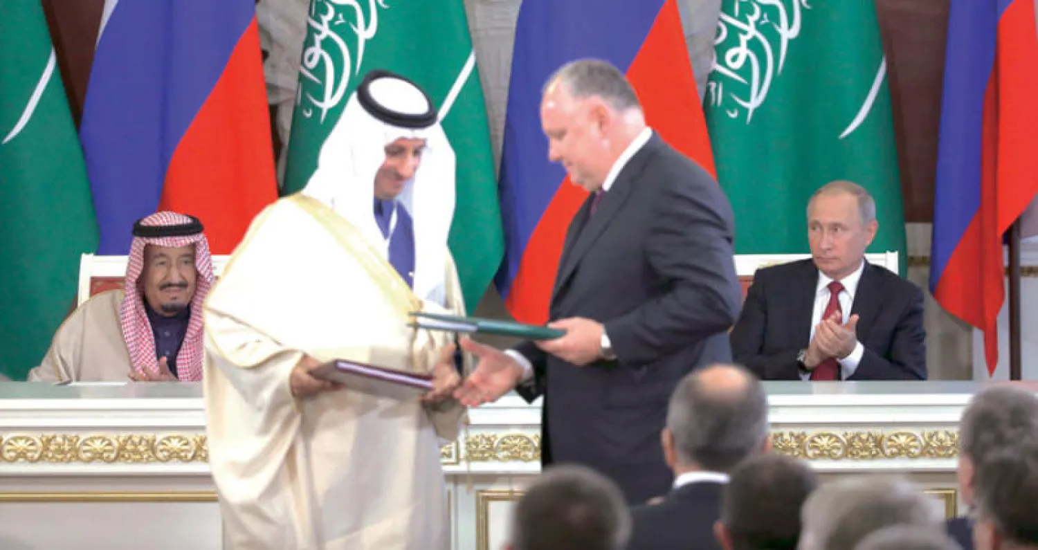 خادم الحرمين الشريفين مع الرئيس الروسي فلاديمير بوتين أثناء حضورهما حفل توقيع مجموعة من الإتفاقيات بين البلدين (إ.ب.أ)