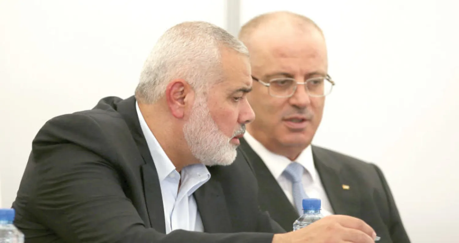 اسماعيل هنية ورئيس الحكومة الفلسطينية رامي الحمد الله لدى لقائهما في غزة يوم الثلاثاء (أ.ف.ب)