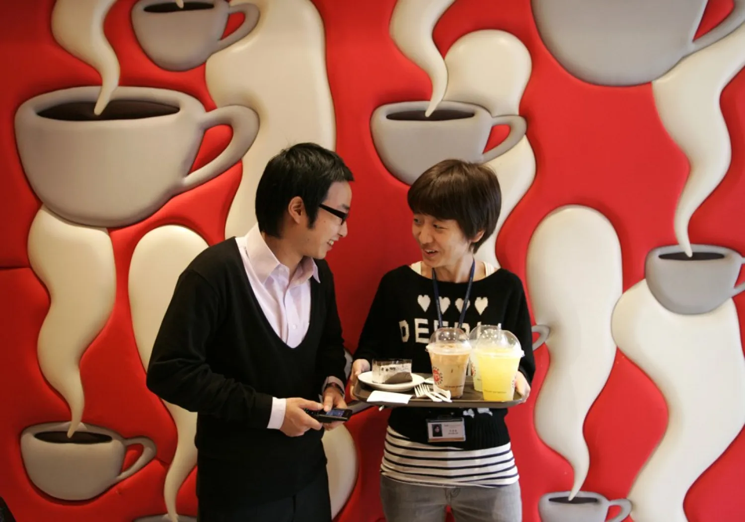A couple talks at a coffee shop in central Seoul./ Han Jae-Ho / Reuters
