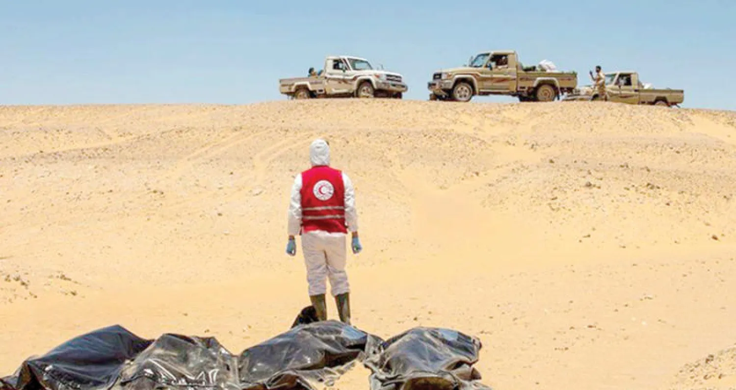 الهلال الأحمر الليبي ينتشل جثث المهاجرين غير الشرعيين المصريين من الصحراء