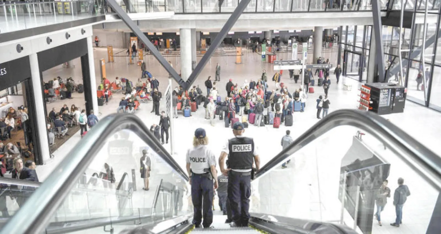 إجراءات أمنية في مطار ليون امس (أ.ف.ب)
