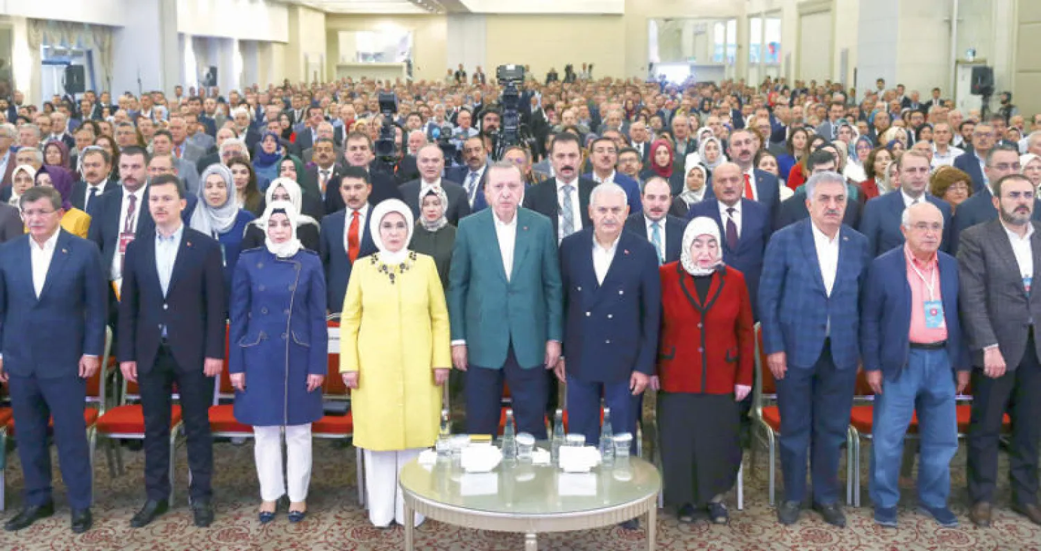 الرئيس رجب طيب إردوغان خلال حضوره مؤتمراً لحزبه في غرب تركيا أمس (أ.ب)