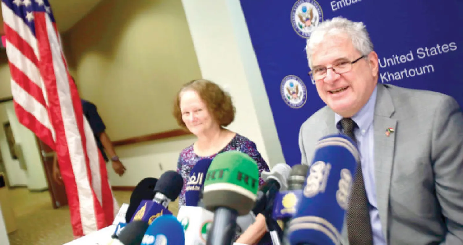 القائم بالأعمال ستيفن كوتسيس في مؤتمر صحافي في السفارة الأميركية في الخرطوم أمس (أ.ف.ب)