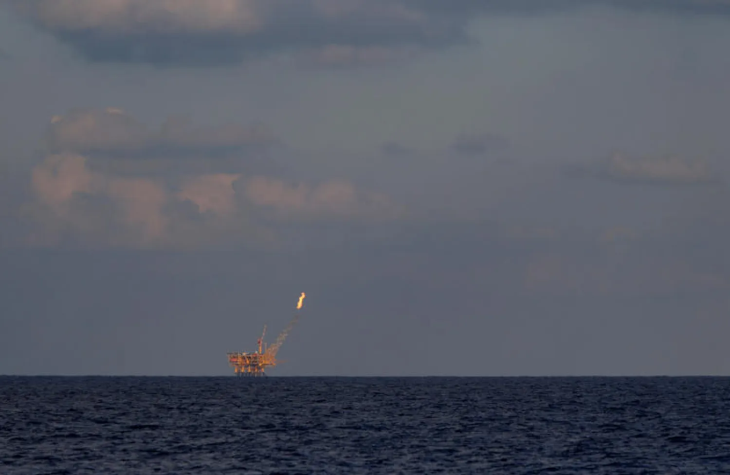 منصة نفط قبالة الساحل الليبي (رويترز)