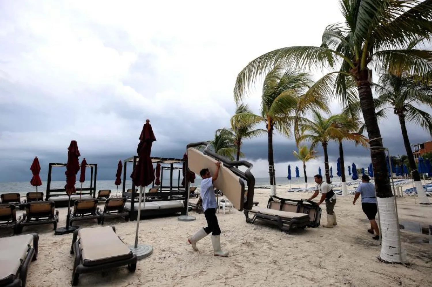 الإعصار «نايت» (أ.ف.ب)