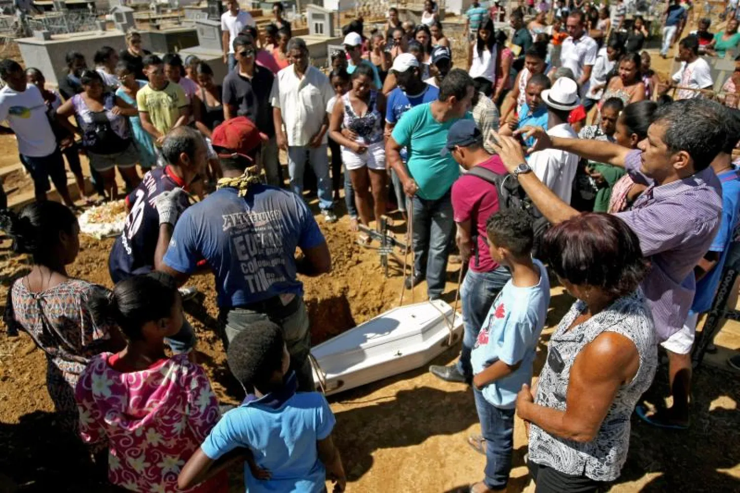 نعش أحد ضحايا الحريق (أ.ف.ب)