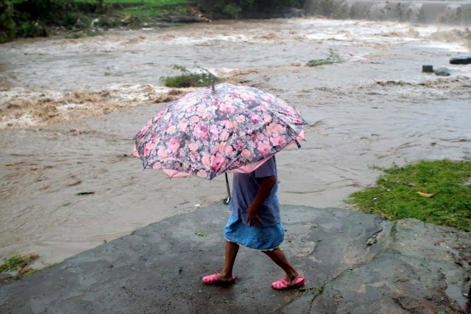 A resident walks on the shore of the Masachapa river, flooded by heavy rains by Tropical Storm Nate in the outskirts of Managua, Nicaragua October 5, 2017. REUTERS/Oswaldo Rivas