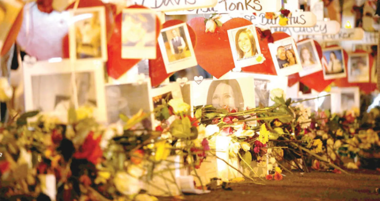 أكاليل من الورود على أرواح الضحايا في مذبحة لاس فيغاس (رويترز)