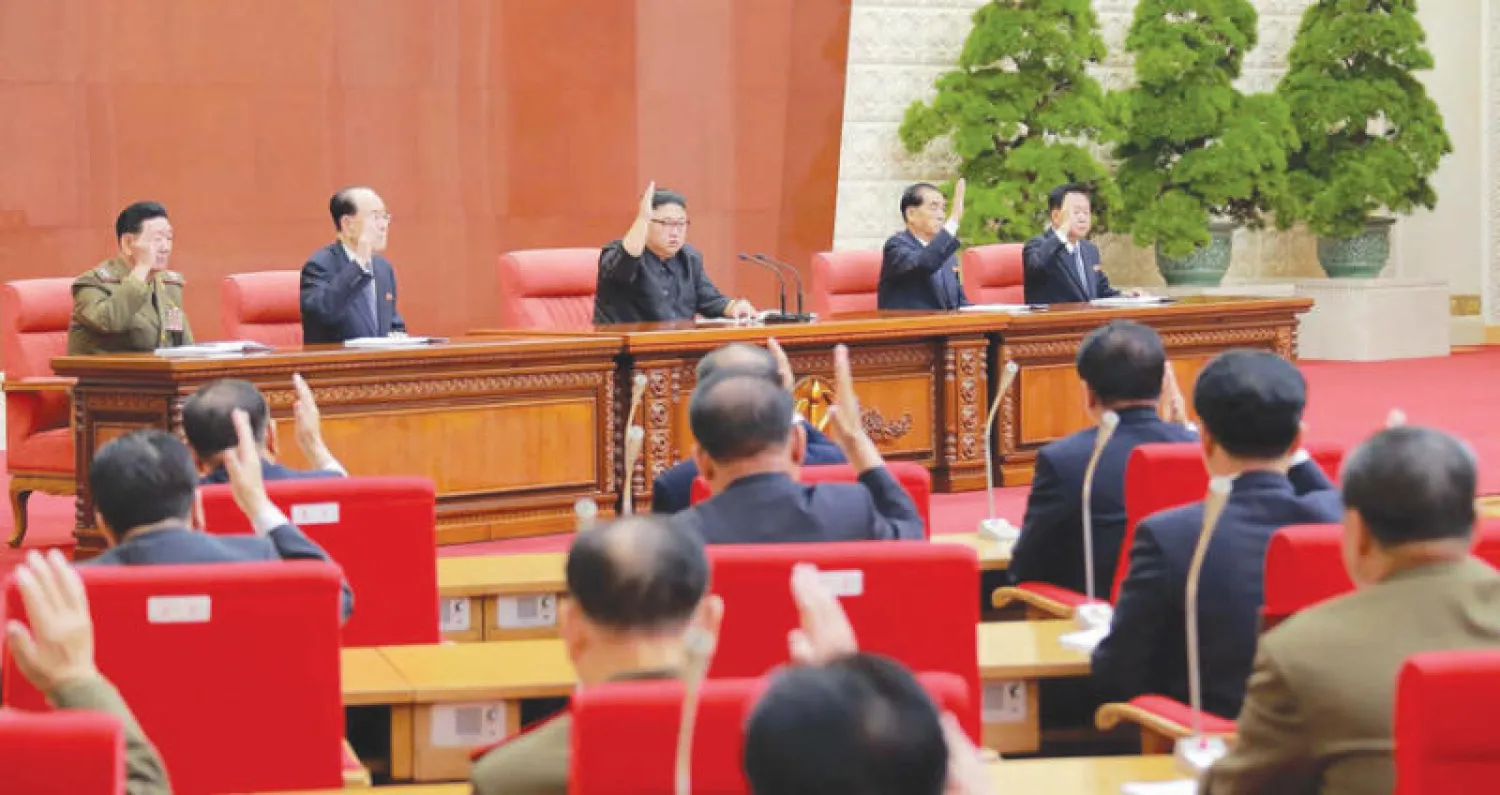 صورة وزعتها وكالة الأنباء الكورية الشمالية أمس لكيم جونغ - أون خلال مشاركته في اجتماع قيادة حزب العمال الحاكم في بيونغ يانغ يوم السبت (أ.ف.ب)