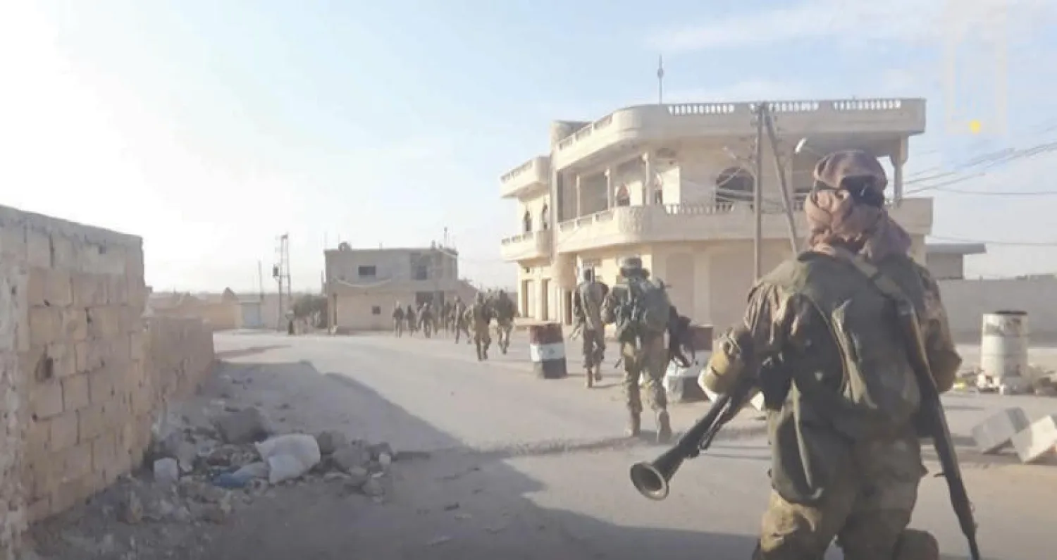 مقاتلو «هيئة تحرير الشام» داخل بلدة أبو دالي بريف إدلب التي استولوا عليها أمس بعد طرد قوات النظام (أ.ب)