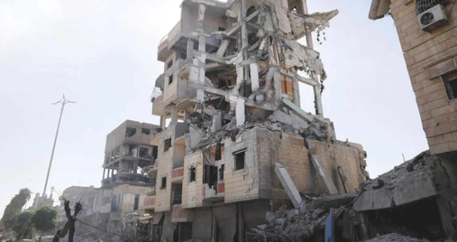 منازل مهدمة بفعل المعارك بين «سوريا الديمقراطية» و«داعش» في القسم القديم من مدينة الرقة قبل أيام (رويترز)