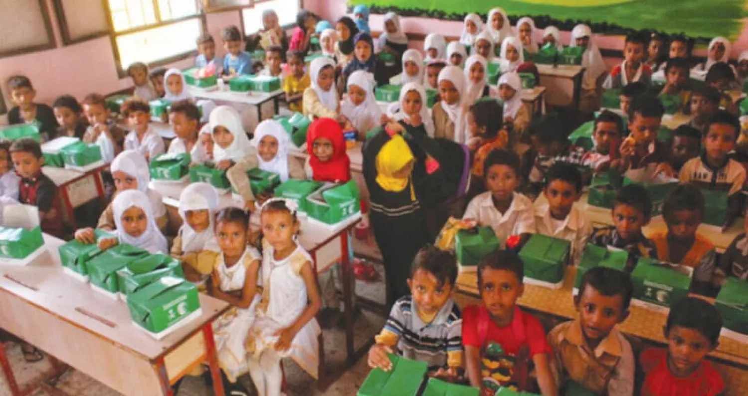 جانب من المساعدات المقدمة للطلاب النازحين في مدينة المخا (واس)