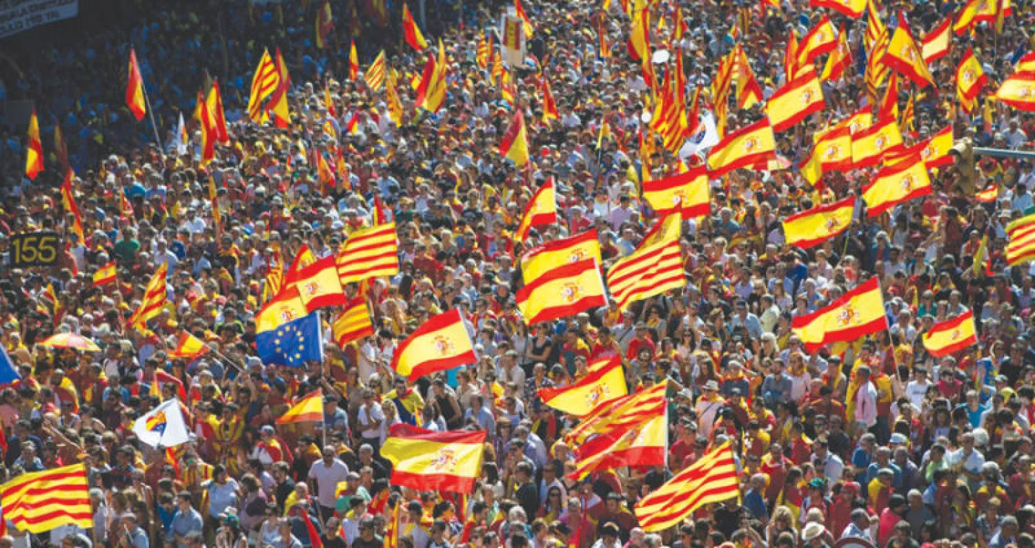 جانب من المظاهرة الضخمة المؤيدة لوحدة إسبانيا في مدينة برشلونة أمس الأحد (إ.ب.أ)