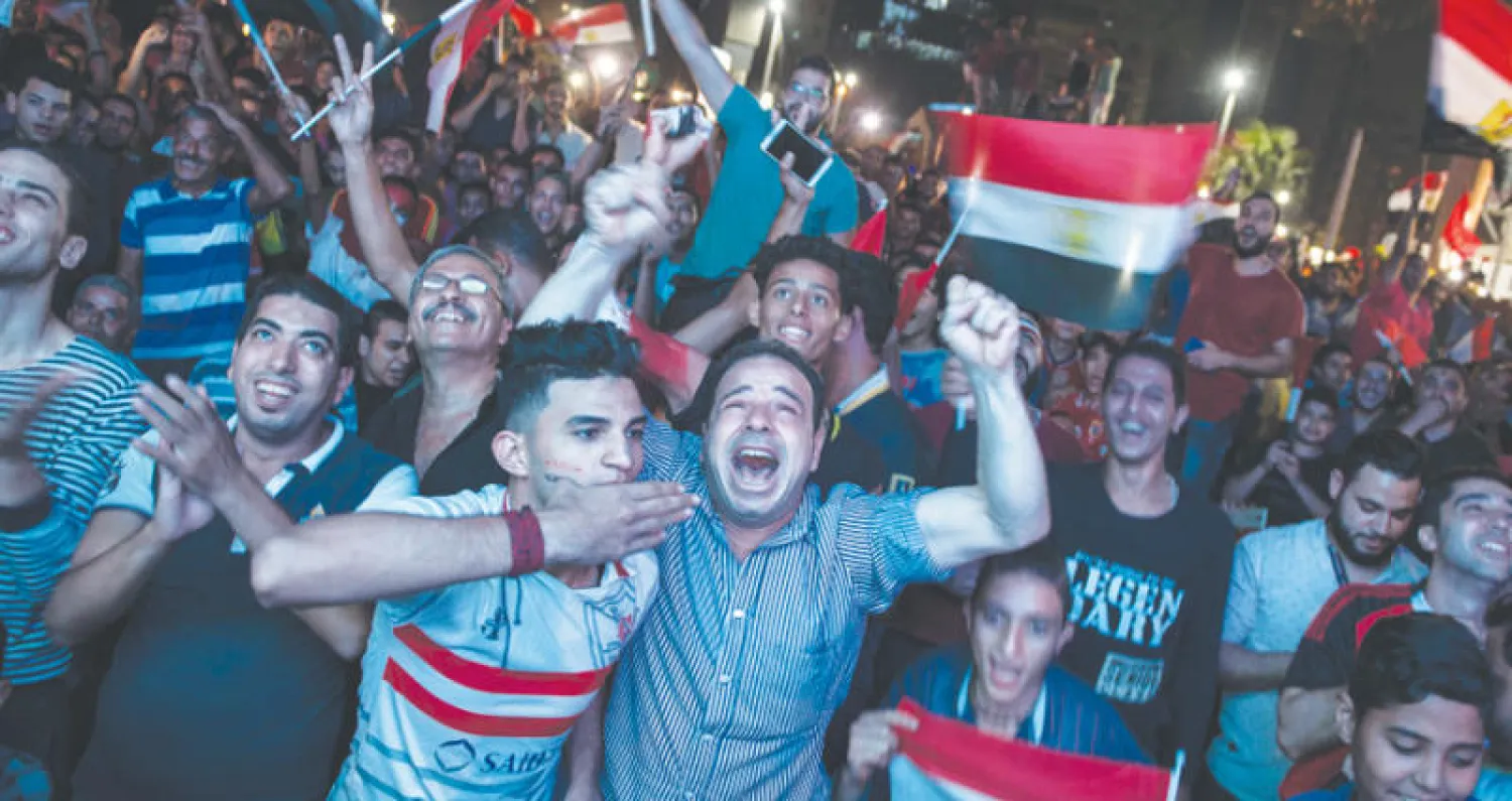 مصريون يعبّرون عن فرحهم بتأهل منتخب بلادهم لنهائيات كأس العالم 2018 في موسكو (إ.ب.أ)