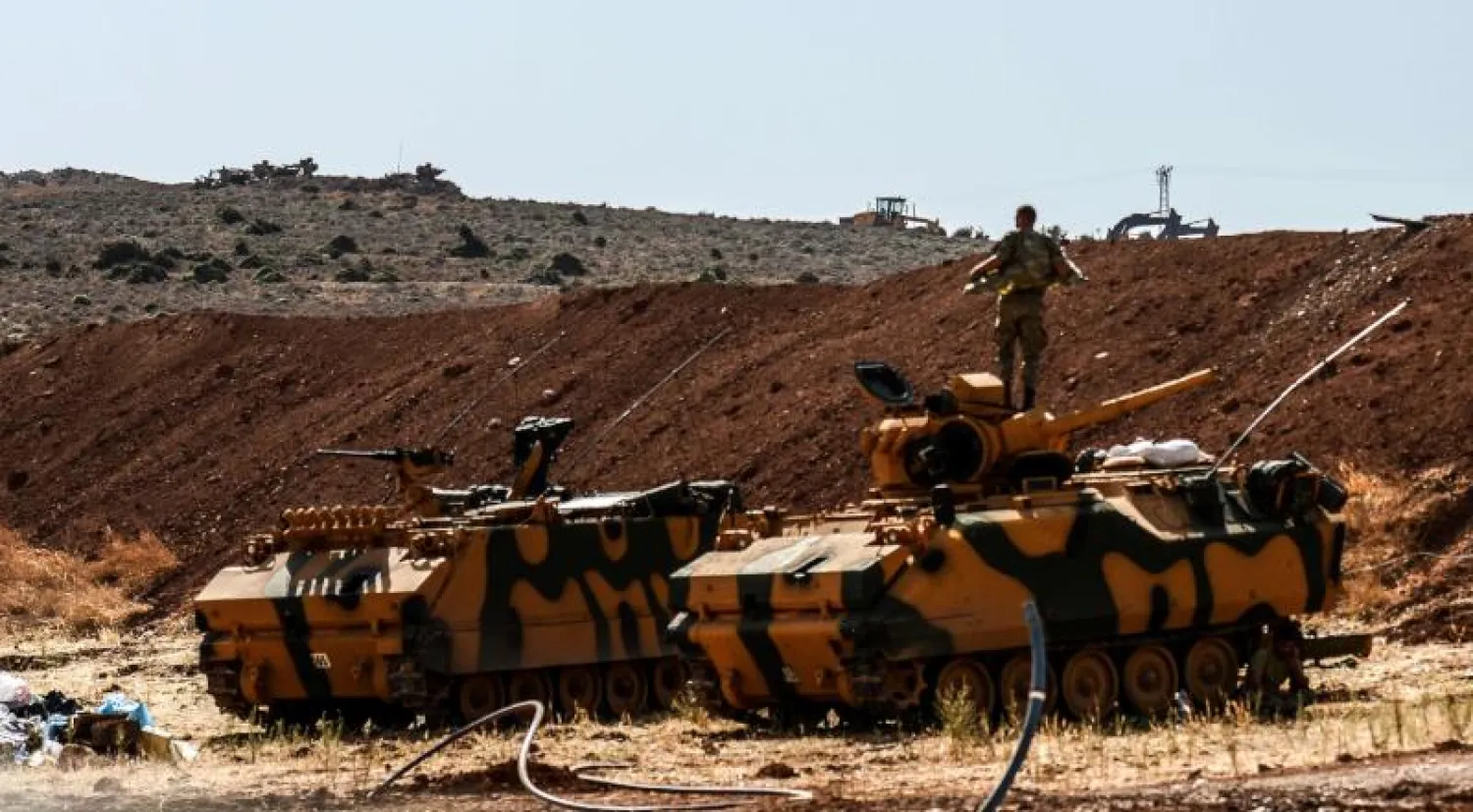 جندي تركي يقف على عربة مدرعة للجيش على الحدود السورية التركية (أ.ف.ب)