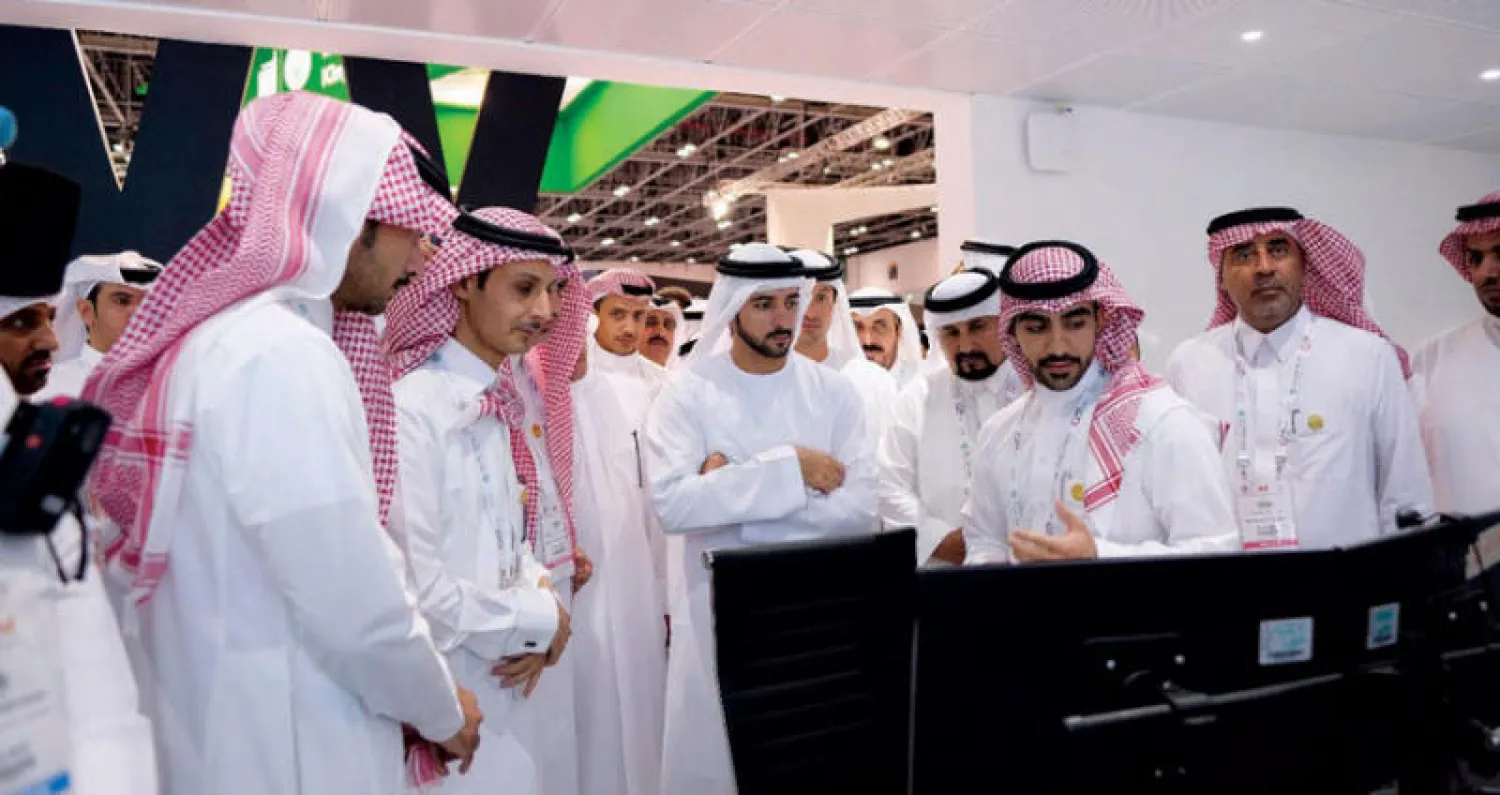 الشيخ حمدان بن محمد خلال زيارته جناح وزارة الداخلية السعودية أمس في «جيتكس» («الشرق الاوسط»)