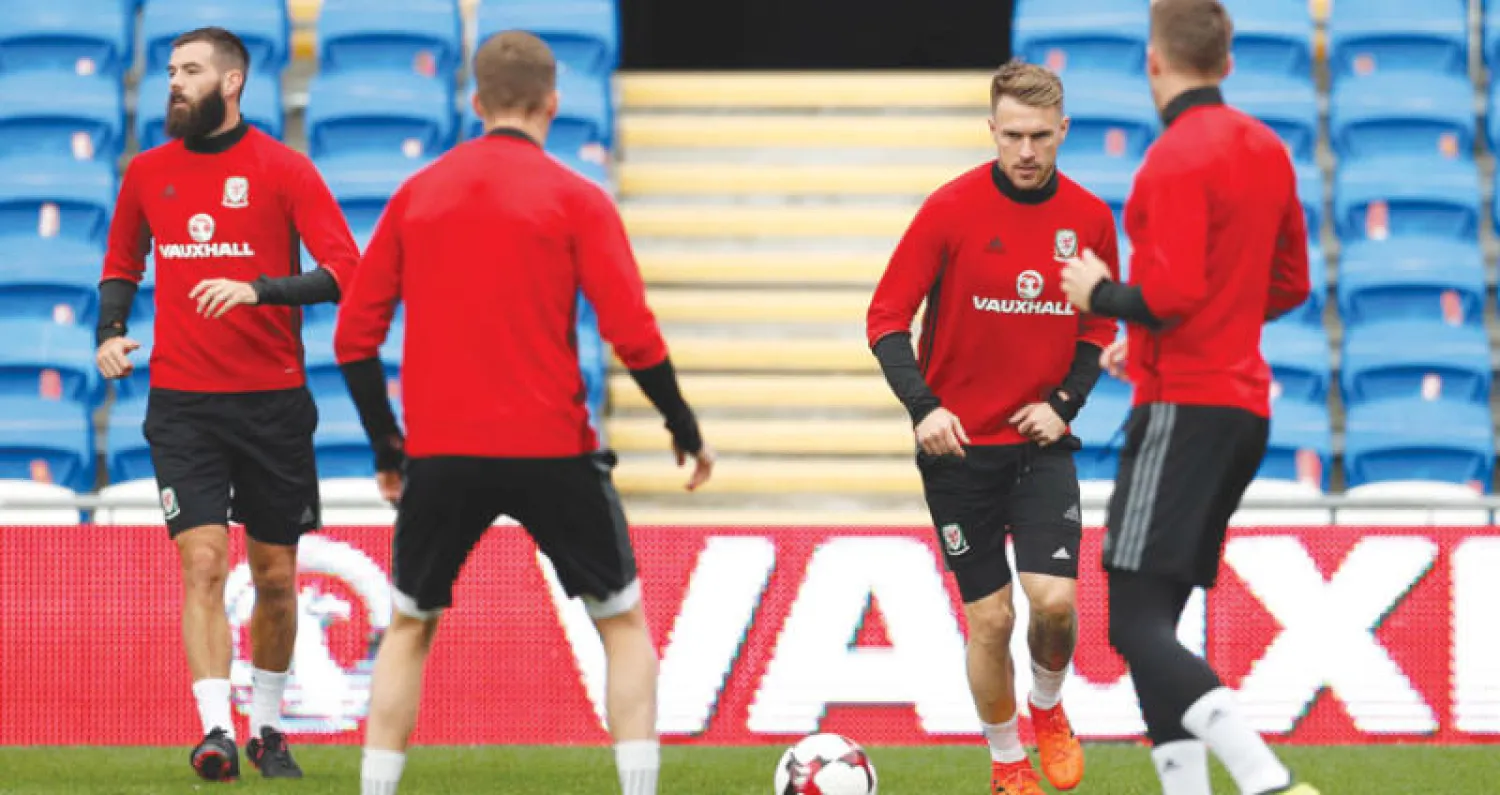 لاعبو ويلز على موعد مع تحد صعب في مواجهة آيرلندا اليوم (رويترز)