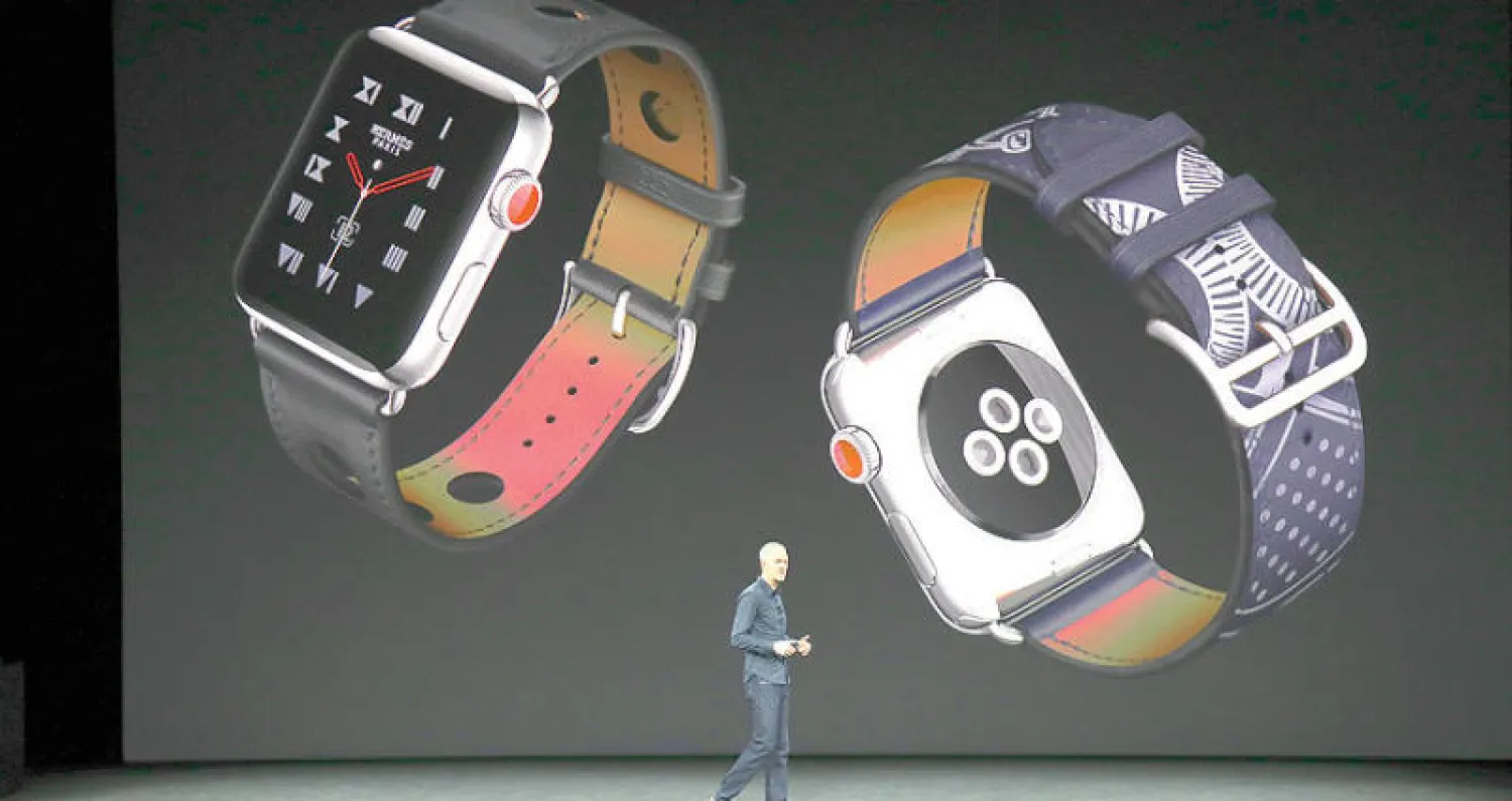 رئيس العمليات في «أبل» جيف ويليامز يعرض ساعة «أبل ووتش 3» في مقر الشركة بكاليفورنيا