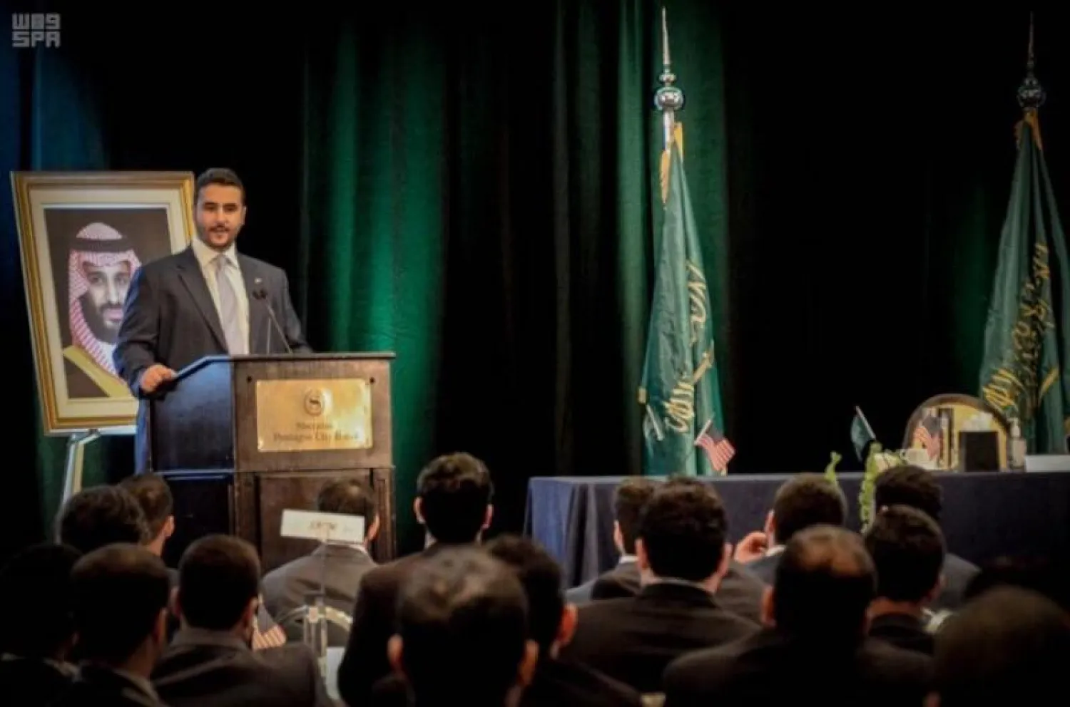 سفير خادم الحرمين الشريفين خلال لقائه بالطلبة المبتعثين (واس)