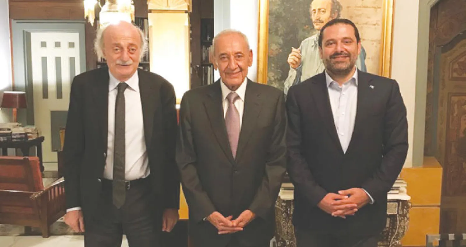 رئيس مجلس النواب اللبناني نبيه بري يتوسط رئيس الحكومة سعد الحريري ورئيس «اللقاء الديمقراطي» النائب وليد جنبلاط خلال لقاء في بيروت مساء أول من أمس (حساب وليد جنبلاط على «تويتر»)