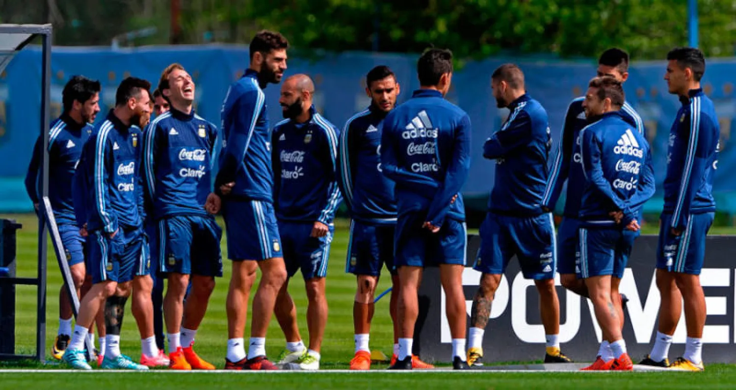 المنتخب الأرجنتيني يستعد لخوض مباراة الإكوادور الحاسمة وهو مهدد بالخروج من سباق المونديال (أ.ف.ب)