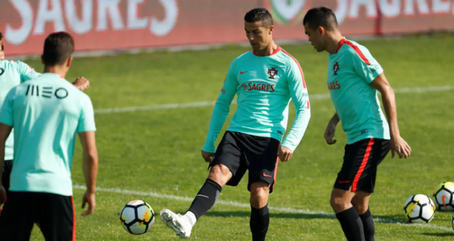 رونالدو نجم البرتغال وأمل جماهيرها في عبور سويسرا (رويترز)