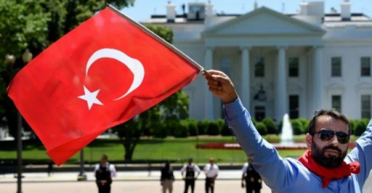 متظاهر من أنصار الرئيس التركي أمام البيت الأبيض- أرشيف (أ.ف.ب)