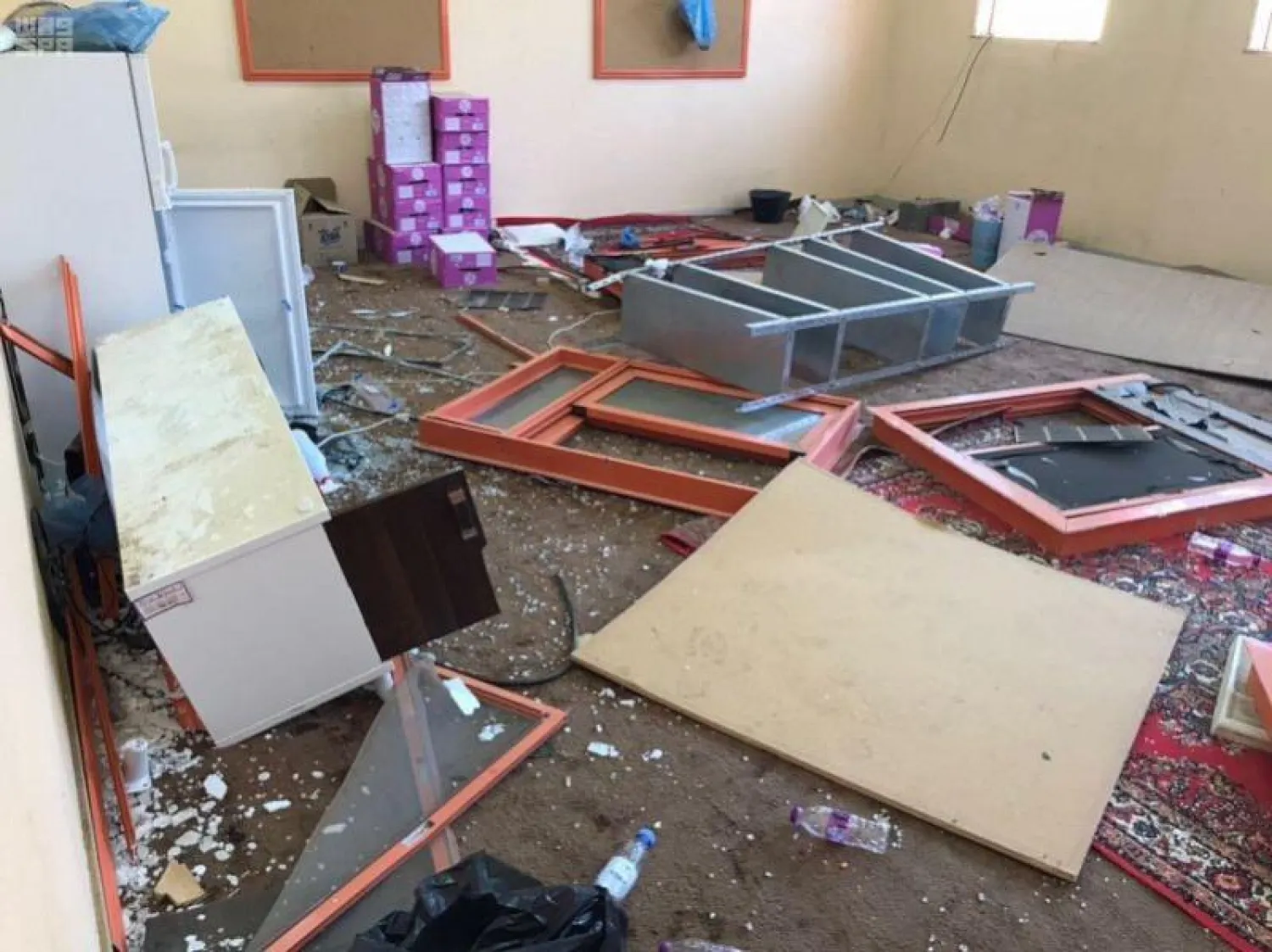 آثار الدمار في المدرسة التي استهدفها الحوثيون (واس)