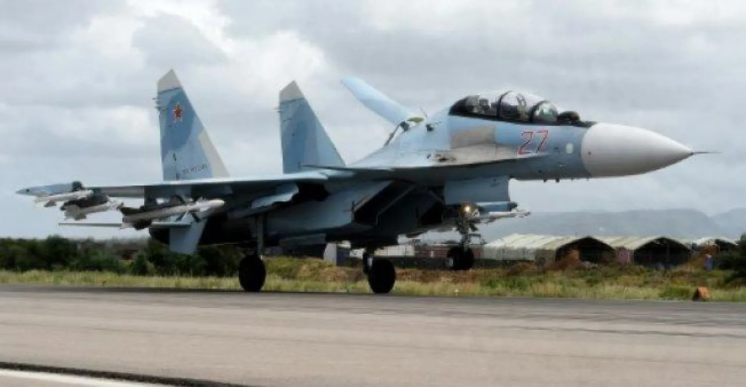 طائرة سوخوي روسية تهبط في قاعدة حميميم بمحافظة اللاذقية السورية (أ.ف.ب)