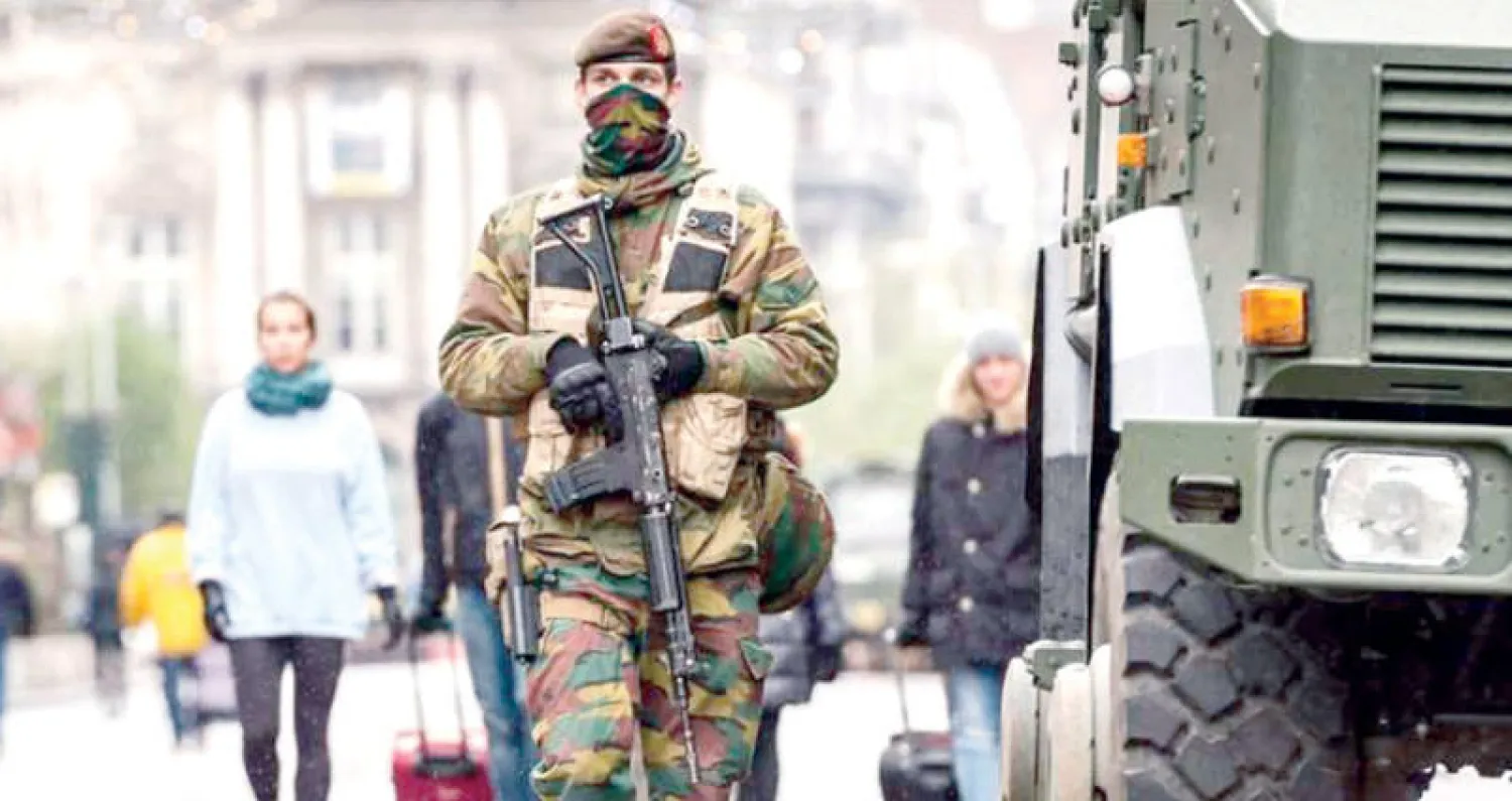 جندي من الجيش البلجيكي في شوارع العاصمة عقب هجمات العام الماضي («الشرق الأوسط»)