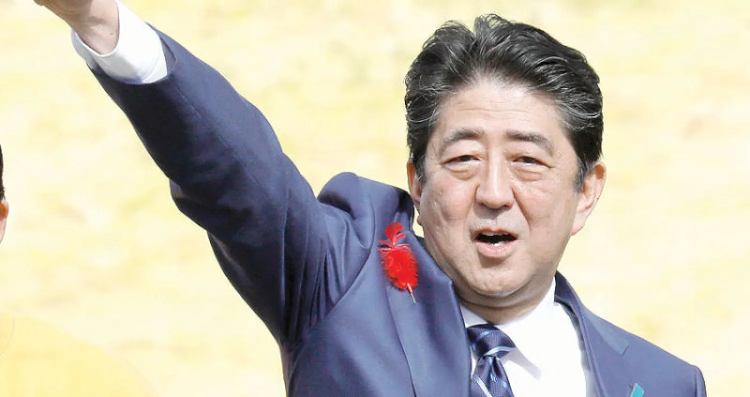 رئيس الوزراء الياباني شينزو آبي خلال إطلاق حملته للانتخابات التشريعية (إ.ب.أ)