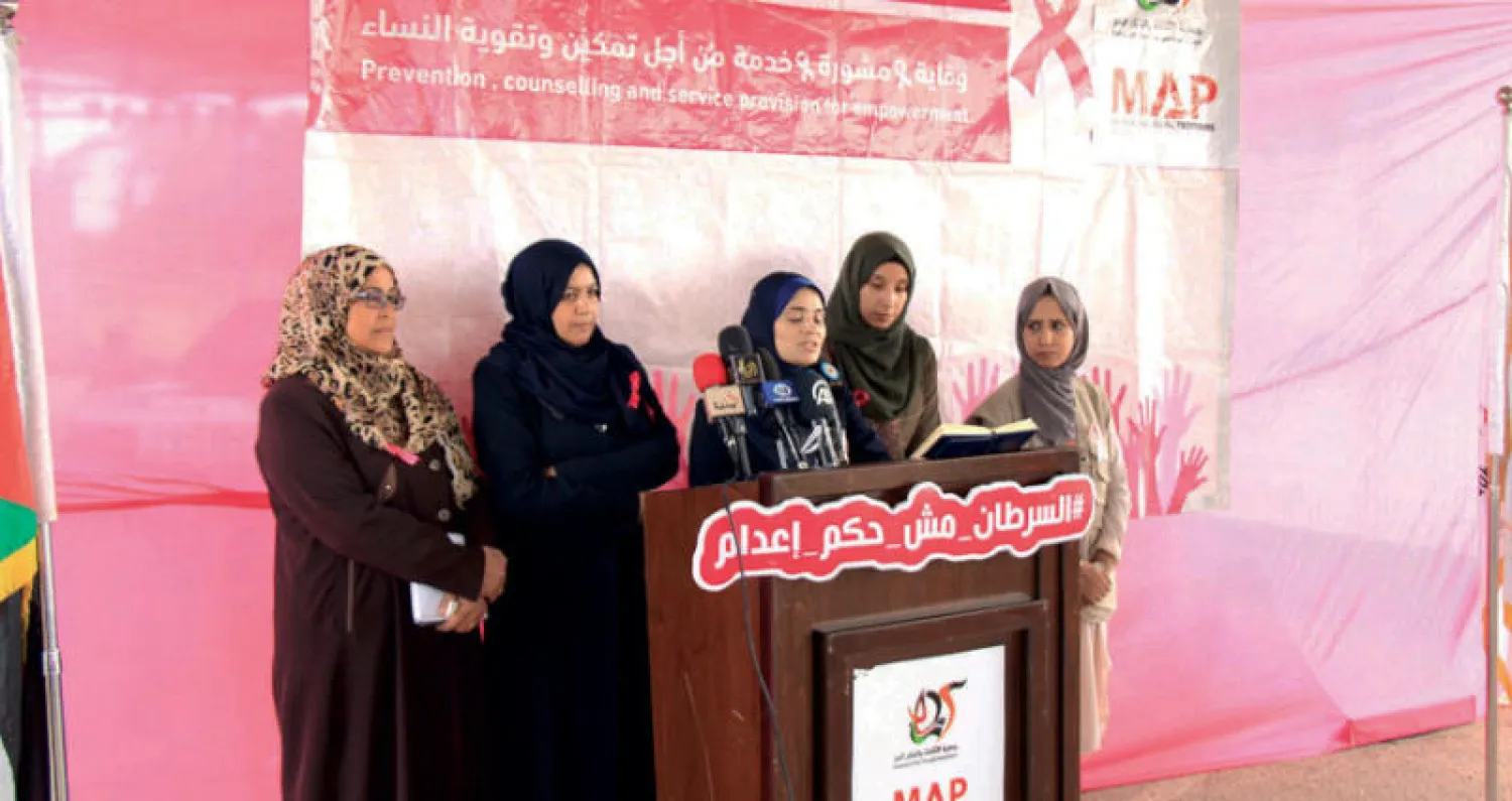 كاميليا أبو مايلة إحدى المصابات بالسرطان تتحدث في المؤتمر الصحافي ({الشرق الأوسط})