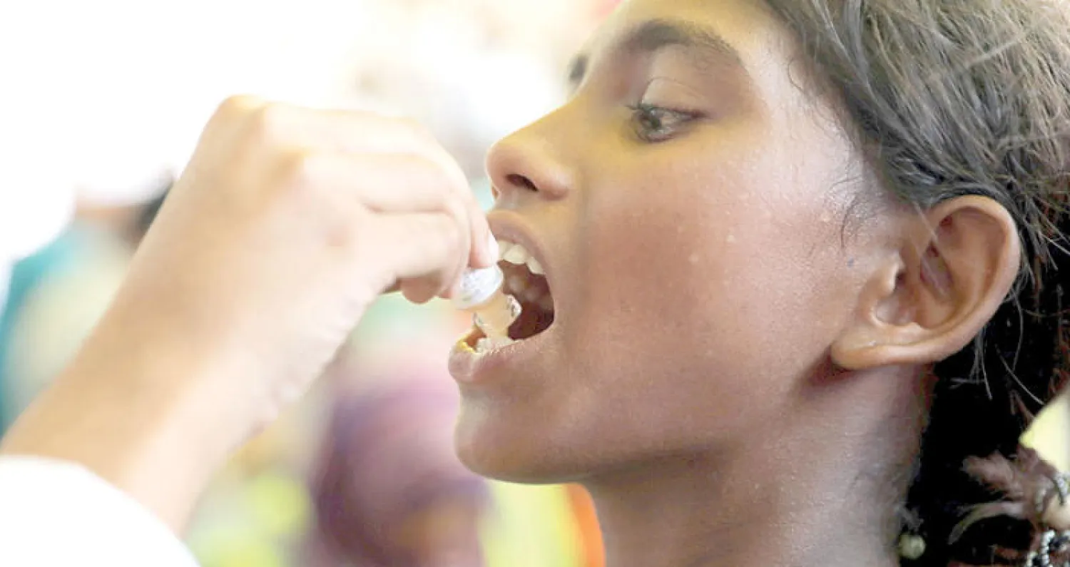 لاجئة من الروهينغا تتلقى جرعة ضد الكوليرا (رويترز)