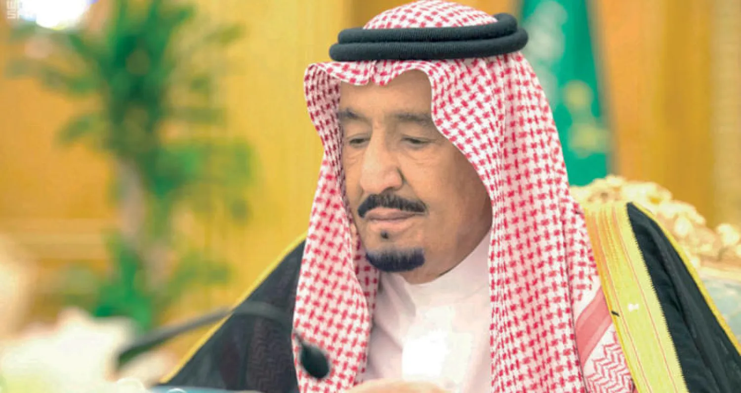 خادم الحرمين الشريفين الملك سلمان بن عبد العزيز لدى ترؤسه جلسة مجلس الوزراء في الرياض أمس (واس)