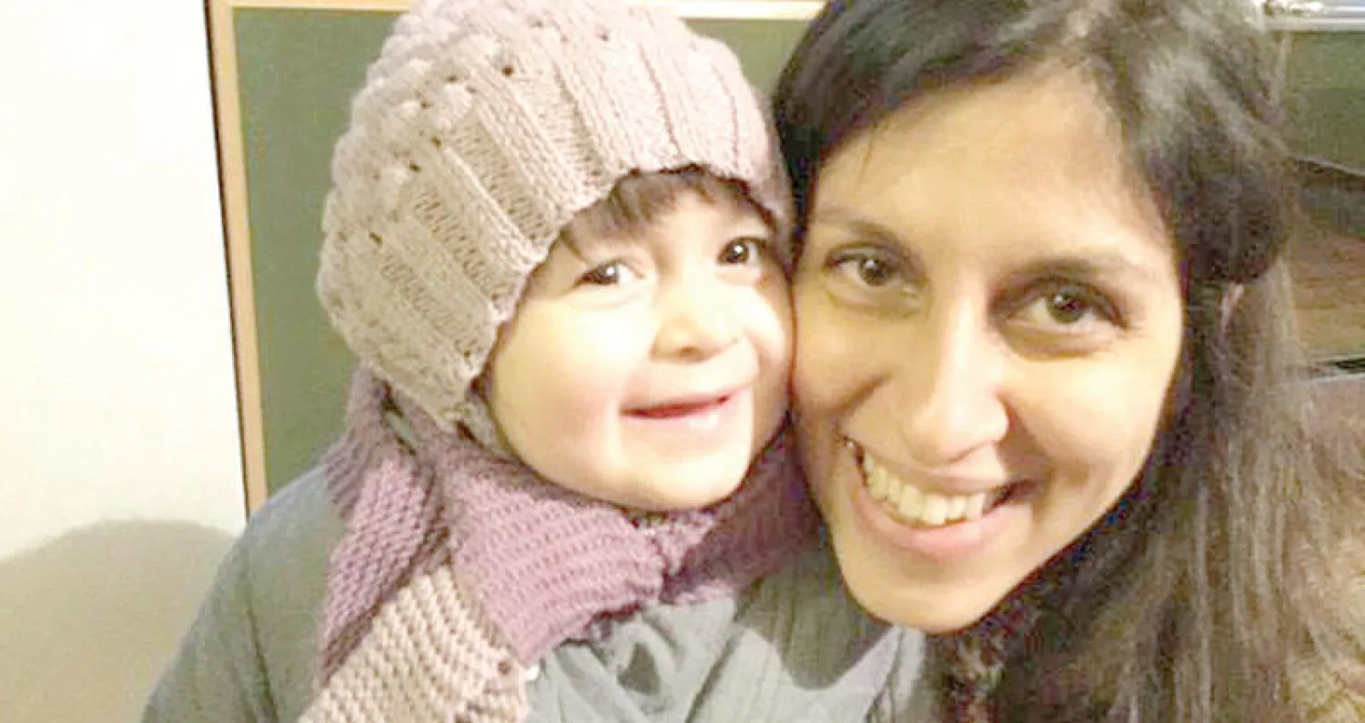 الإيرانية البريطانية نازنين زاغري راتكليف برفقة ابنتها غابرييلا في لندن قبل التوجه إلى إيران (رويترز)