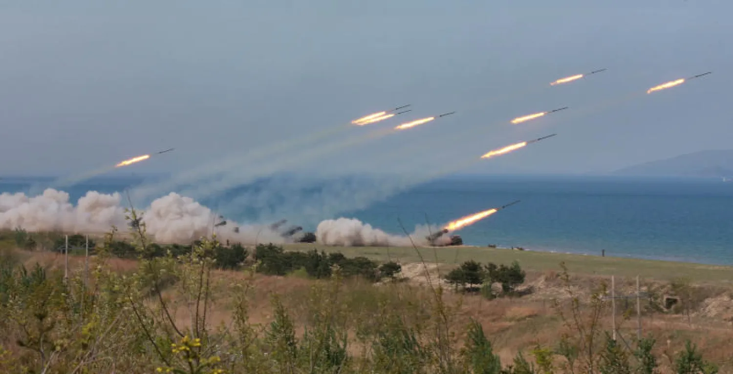 تدريبات عسكرية كورية بمناسبة الذكرى الـ85 لتأسيس الجيش الشعبي الكوري (رويترز)