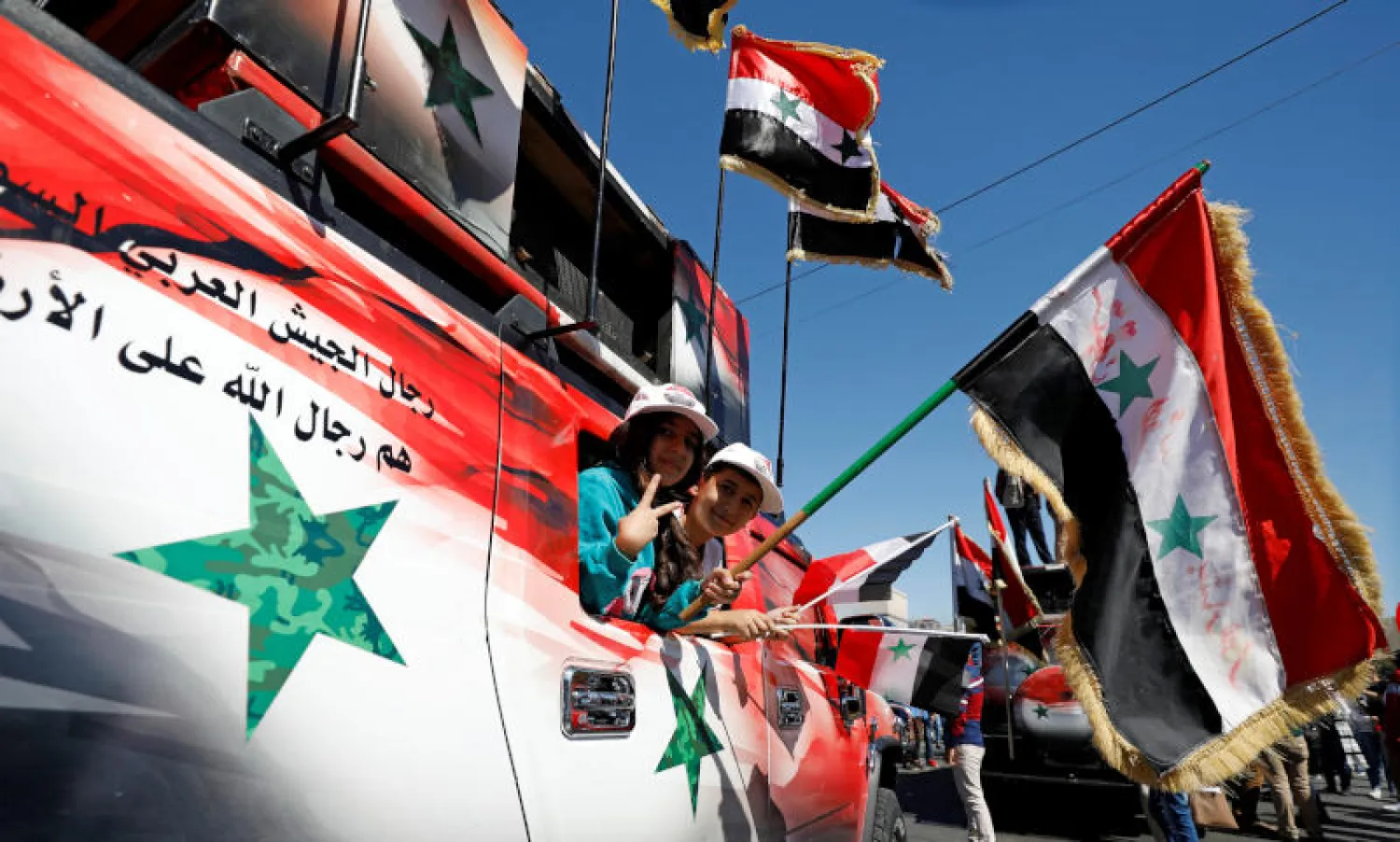 فتاة تحمل علم سوريا خلال تشجيع الفريق في دمشق (رويترز)
اللاعب السوري عمر السومة عقب الهدف الأول (أ.ب)
عدد من مشجعي المنتخب السوري (أ.ب)