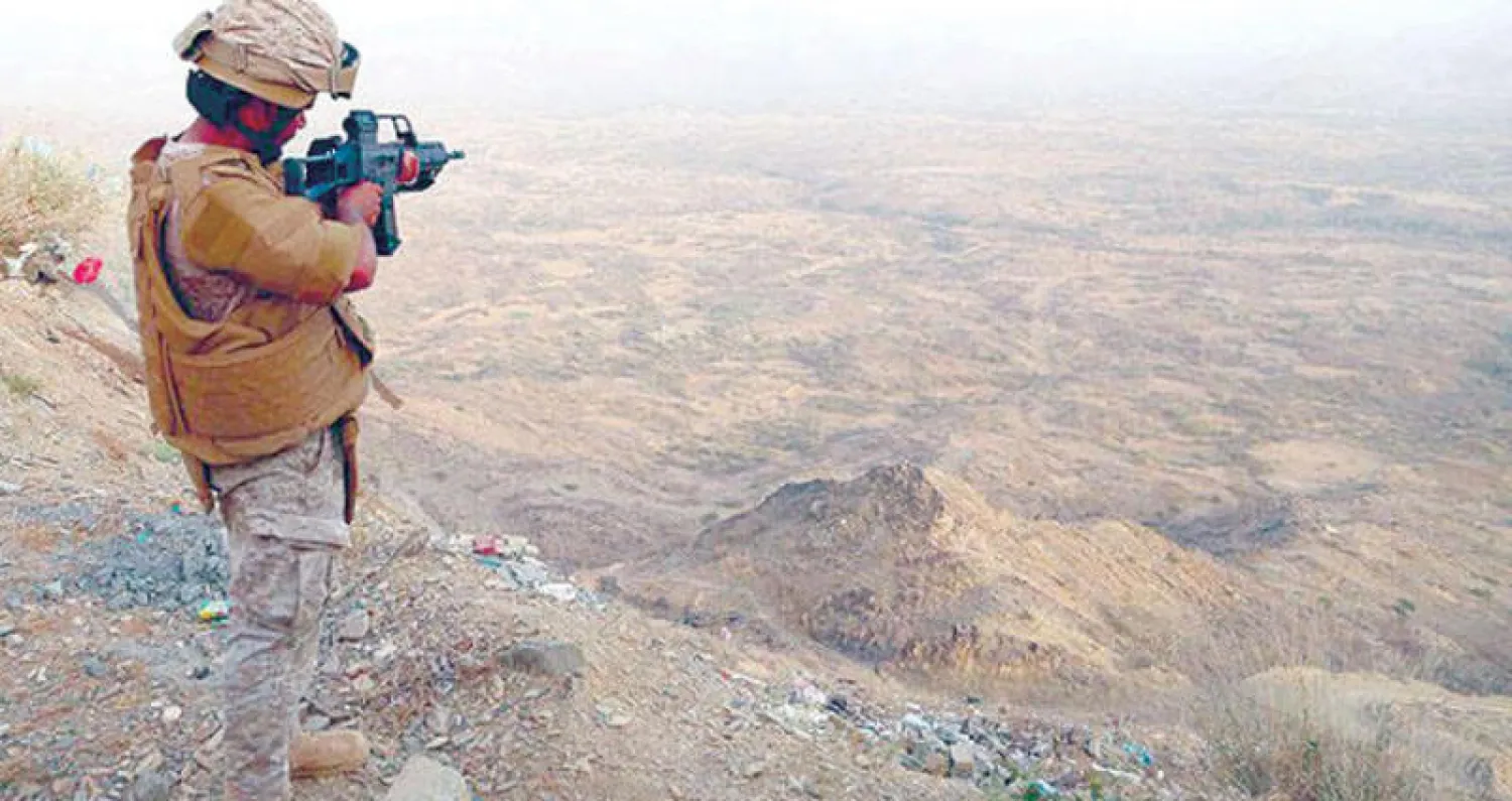 عنصر من حرس الحدود السعودي يقف على جبل دخان في محافظة الخوبة عند الحدود السعودية - اليمنية («الشرق الأوسط»)