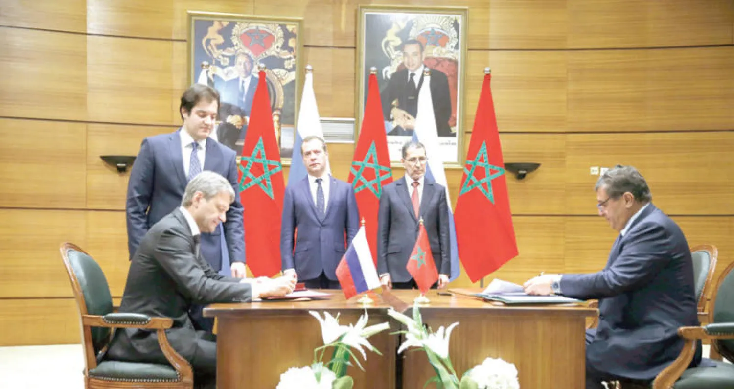 رئيس الوزراء المغربي مع نظيره الروسي خلال التوقيع على اتفاقية مذكرة تفاهم حول التعاون في المجال الزراعي في الرباط أمس (إ.ب.أ)