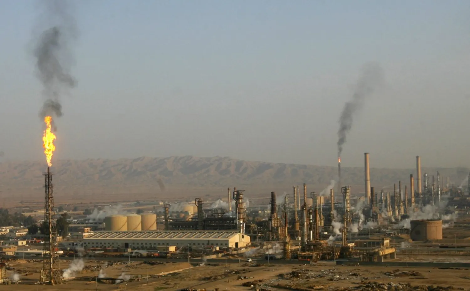 A general view of Baiji oil refinery in Baiji, 180 km (112 miles) north of Baghdad, January 21, 2009. REUTERS/Thaier al-Sudani