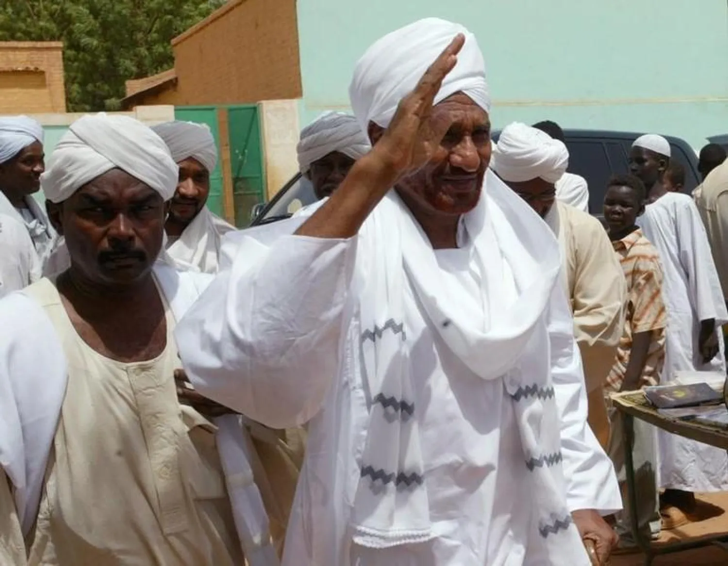Sudan's former prime minister Sadiq al-Mahdi (R) waves to protesters in Sudan's capital Khartoum, July 21, 2006. REUTERS/Mohamed Nureldin