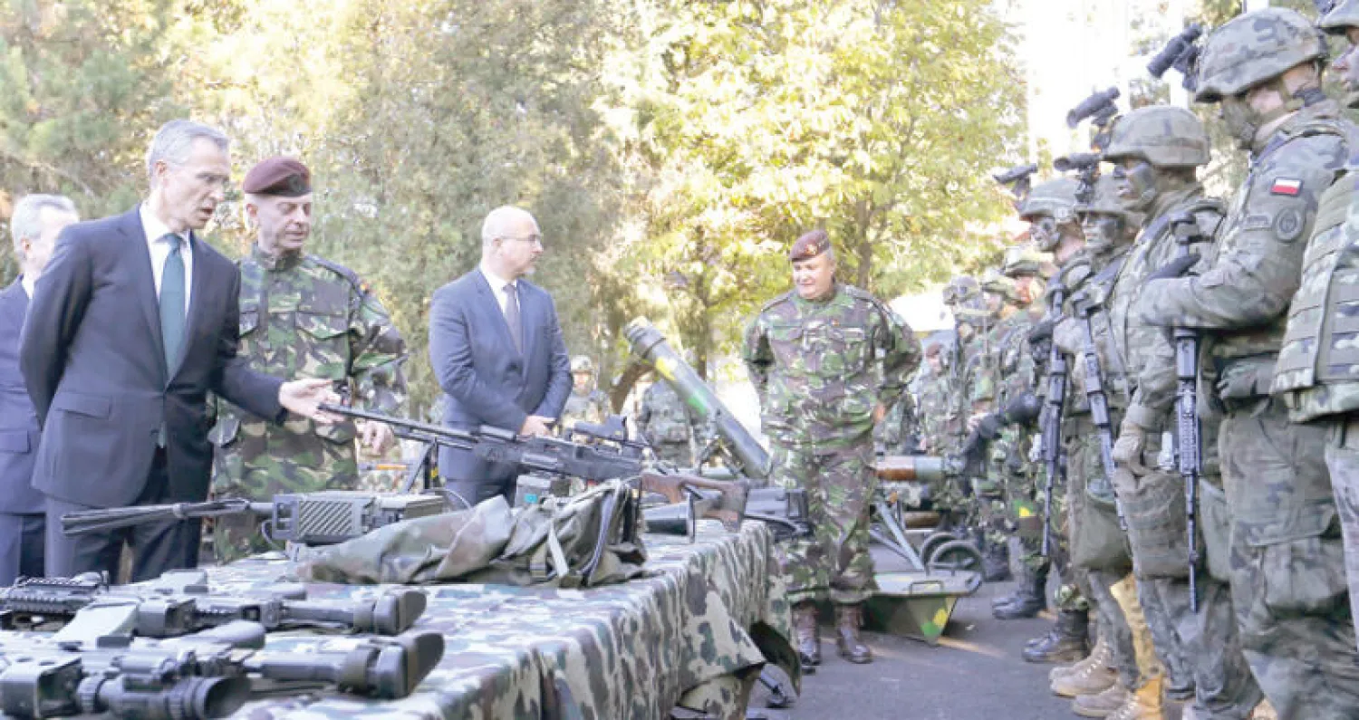 الأمين العام للناتو ينس ستولتنبرغ يزور قاعدة لقوات حلف الأطلسي في رومانيا (إ.ب.أ)