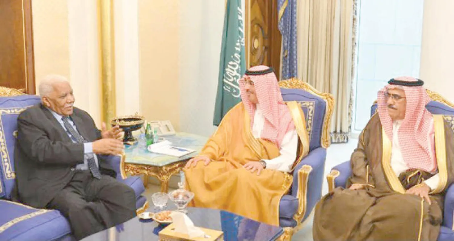وزيرا الإعلام السعودي والسوداني خلال لقائهما في الرياض أمس (واس)