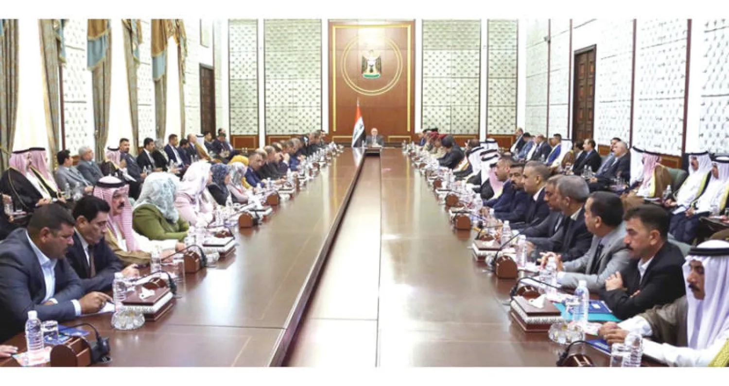 العبادي خلال رئاسته اجتماع الأنبار أمس (رئاسة الوزراء العراقية)