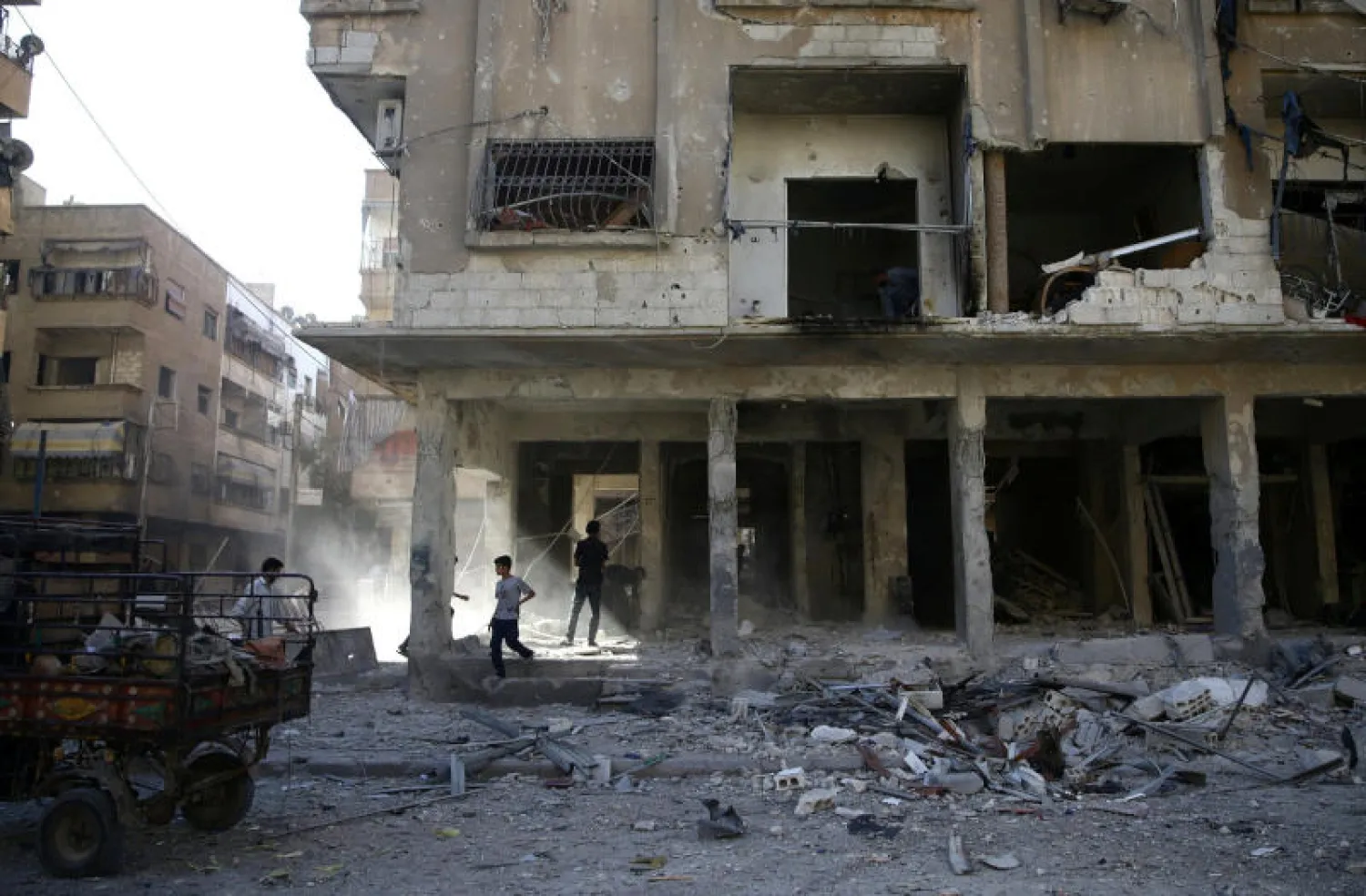 دمار ناجم عن غارة جوية على مدينة دوما في الغوطة الشرقية (رويترز)