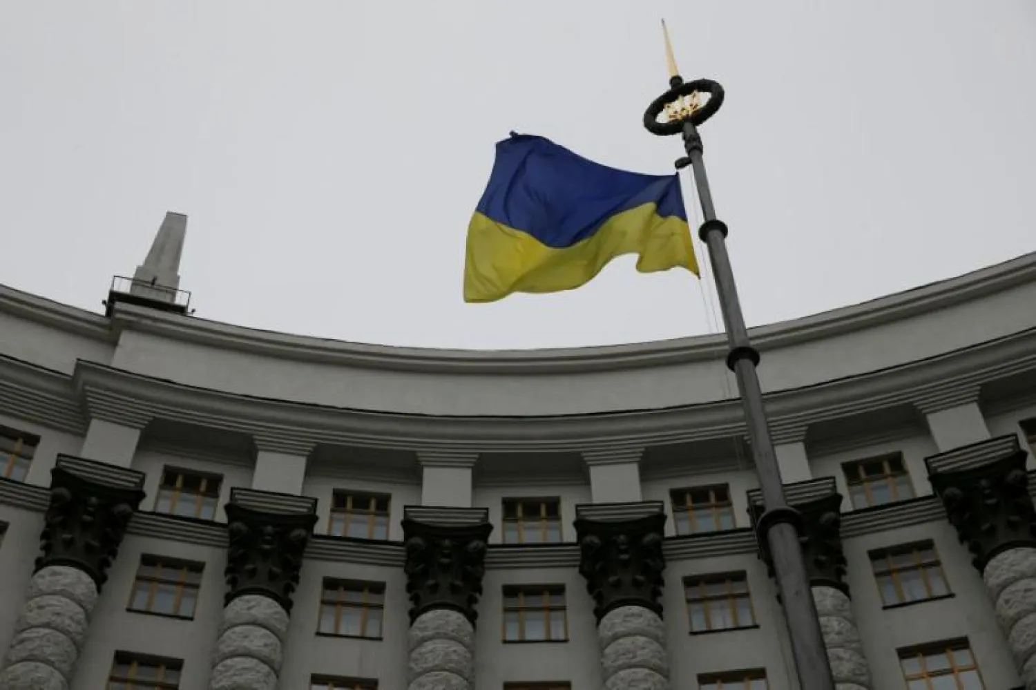 FILE PHOTO: A Ukrainian national flag flies in front of the Government building in central Kiev, Ukraine, March 3, 2016.  REUTERS/Valentyn Ogirenko/File Photo
