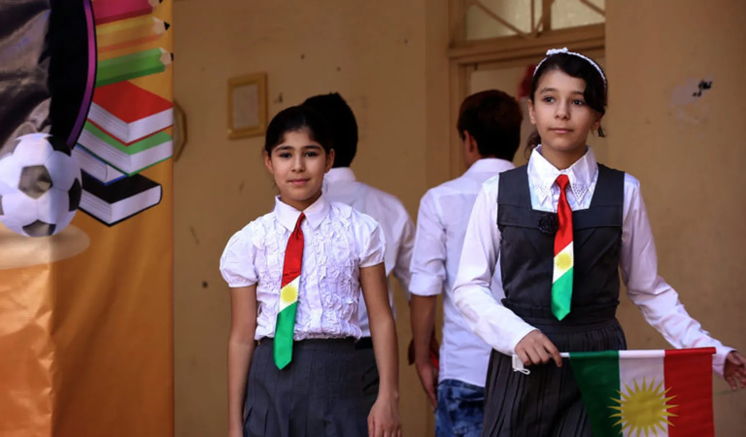 Iraqi Kurdish students attend the first day of the new school year in Irbil on September 10, 2014.  AFP PHOTO / SAFIN HAMED