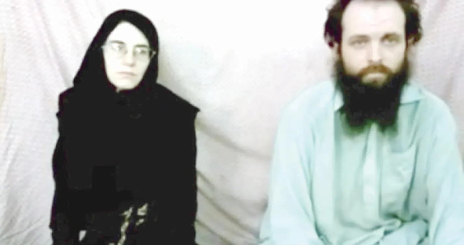 الكندي جوشوا بويل وزوجته الأميركية كاتلين كوليمان في شريط فيديو بثته طالبان عقب اختطافهما أثناء رحلة في أفغانستان عام 2012 (أ.ب)