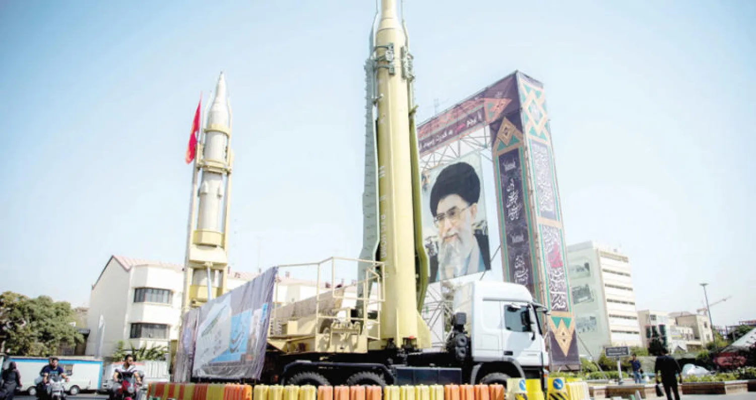 استعراض صاروخ باليستي في ساحة «بهارستان» وسط طهران (رويترز)